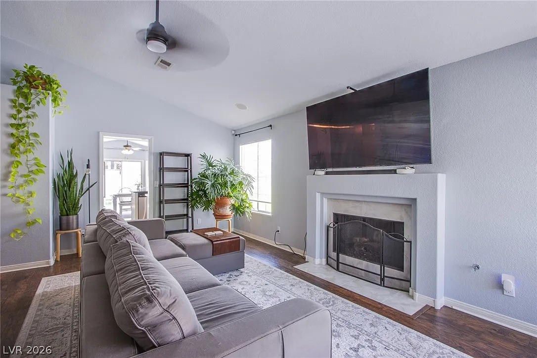 3 bed, 2.0 bath, 1259 sqft, $2,170 — Photo 3