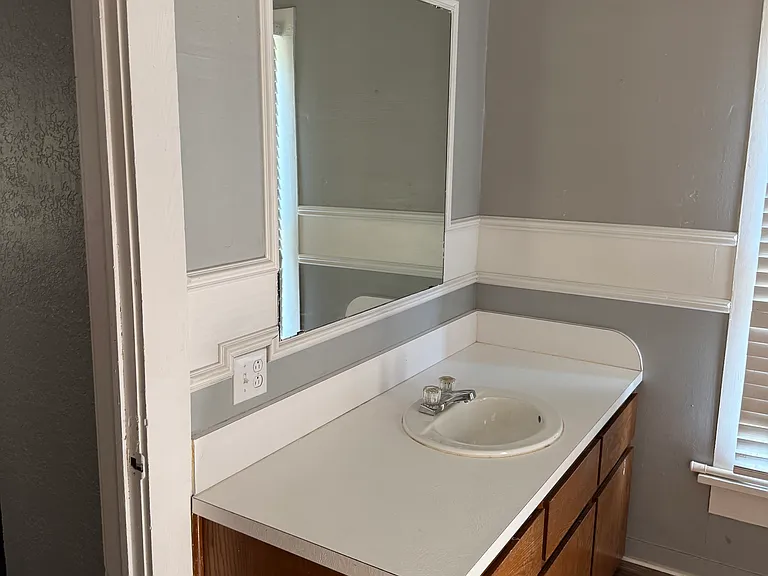 406 W Hornaday — Photo 14