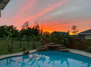 9719 Wincrest Dr, Mont Belvieu, TX 77523