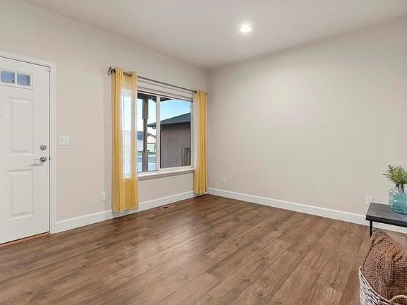 5th image of 3123 Adrian Ave