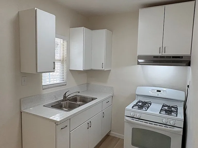 1279-1285 N Chestnut Ave — Photo 10