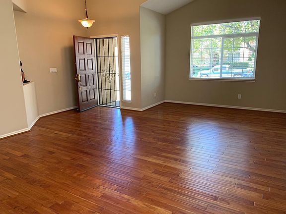 Entry/Formal Living Room