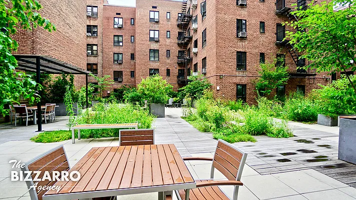 Sold by Bizzarro Agency | media 7