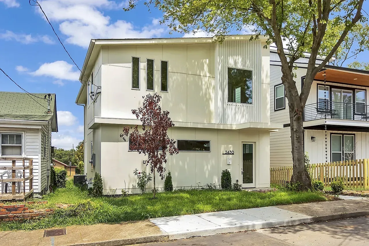 3 bed, 2.5 bath, 2390 sqft, $3,400 — Photo 1