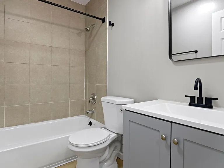 The Riverside Apartment Homes — Photo 15
