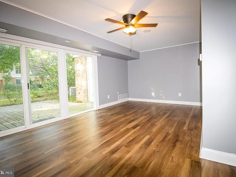 1127 Thackary Ct — Photo 9