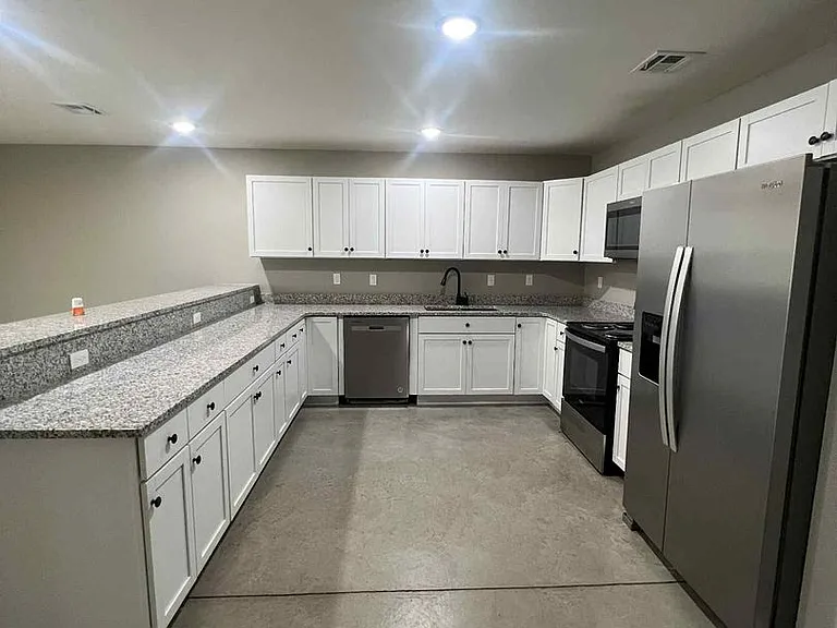 206-208 N Wall Ave — Photo 12