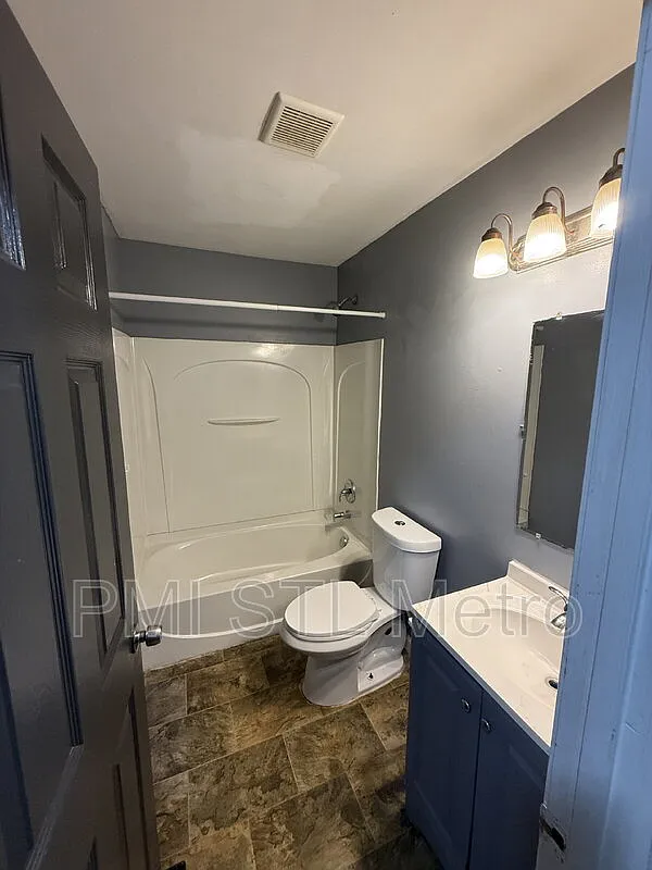 3 bed, 1.0 bath, 864 sqft, $1,049 — Photo 3