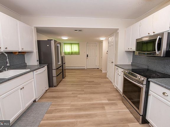 3rd image of 51 Serpentine Ln