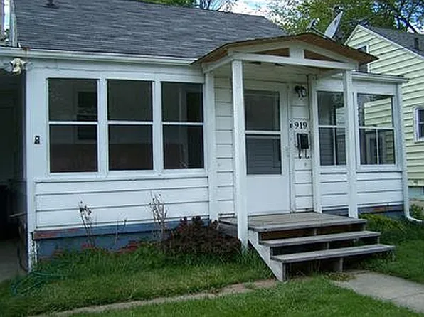 919 Comfort St, Lansing, MI 48915