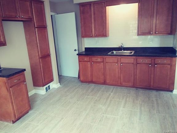 4th image of 26130 Pinehurst St