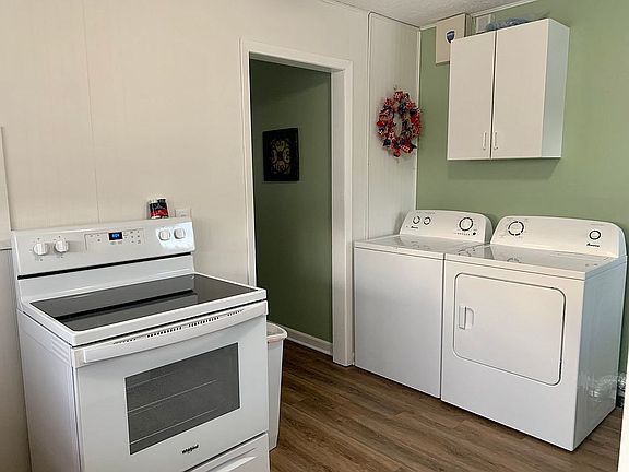 Kitchen laundry area