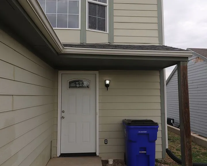 2116 Thompson Dr — Photo 2