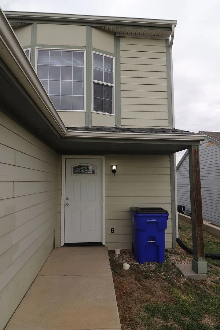 Building Photo - 2116 Thompson Dr