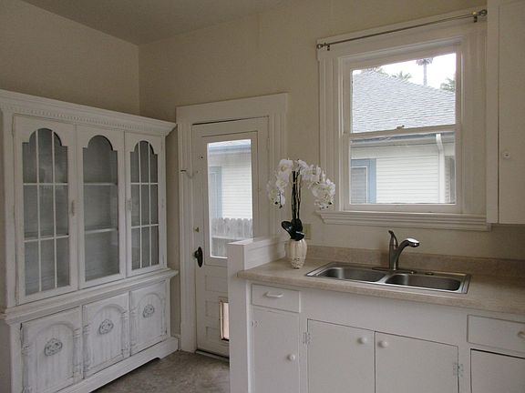 3rd image of 501 W Pueblo St