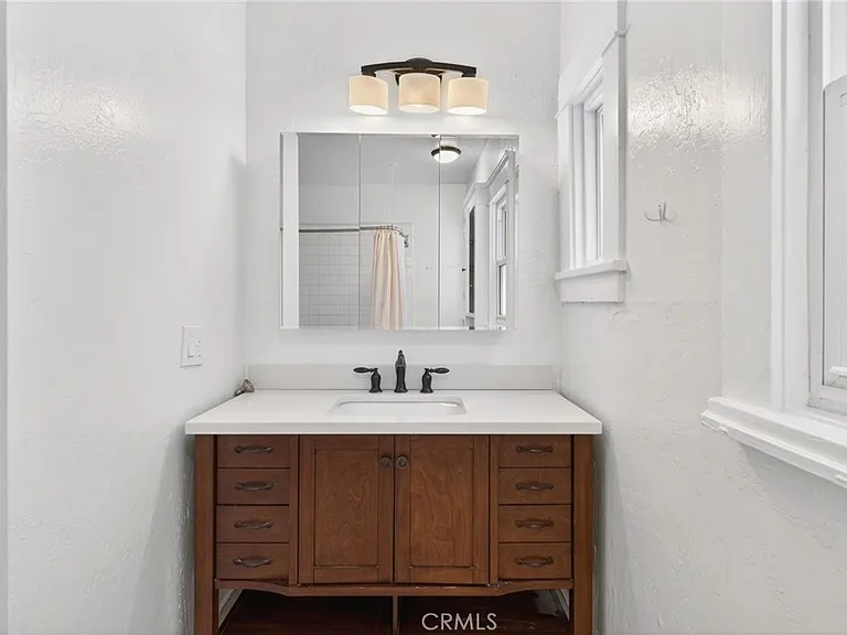 1145 N Genesee Ave — Photo 14