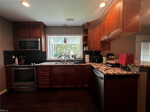 4th image of 754 E Little Back River Rd