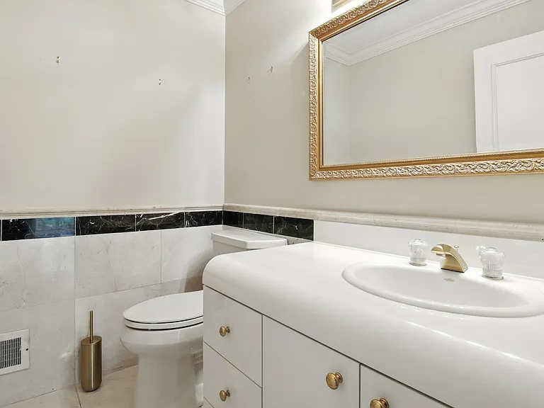 Half bathroom 1st floor