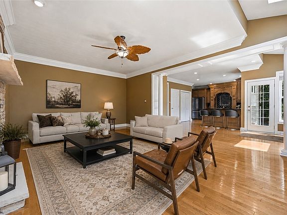 2nd image of 202 W Vanderbilt Dr