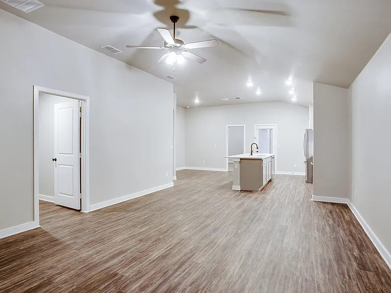 13702 Avenue R — Photo 7