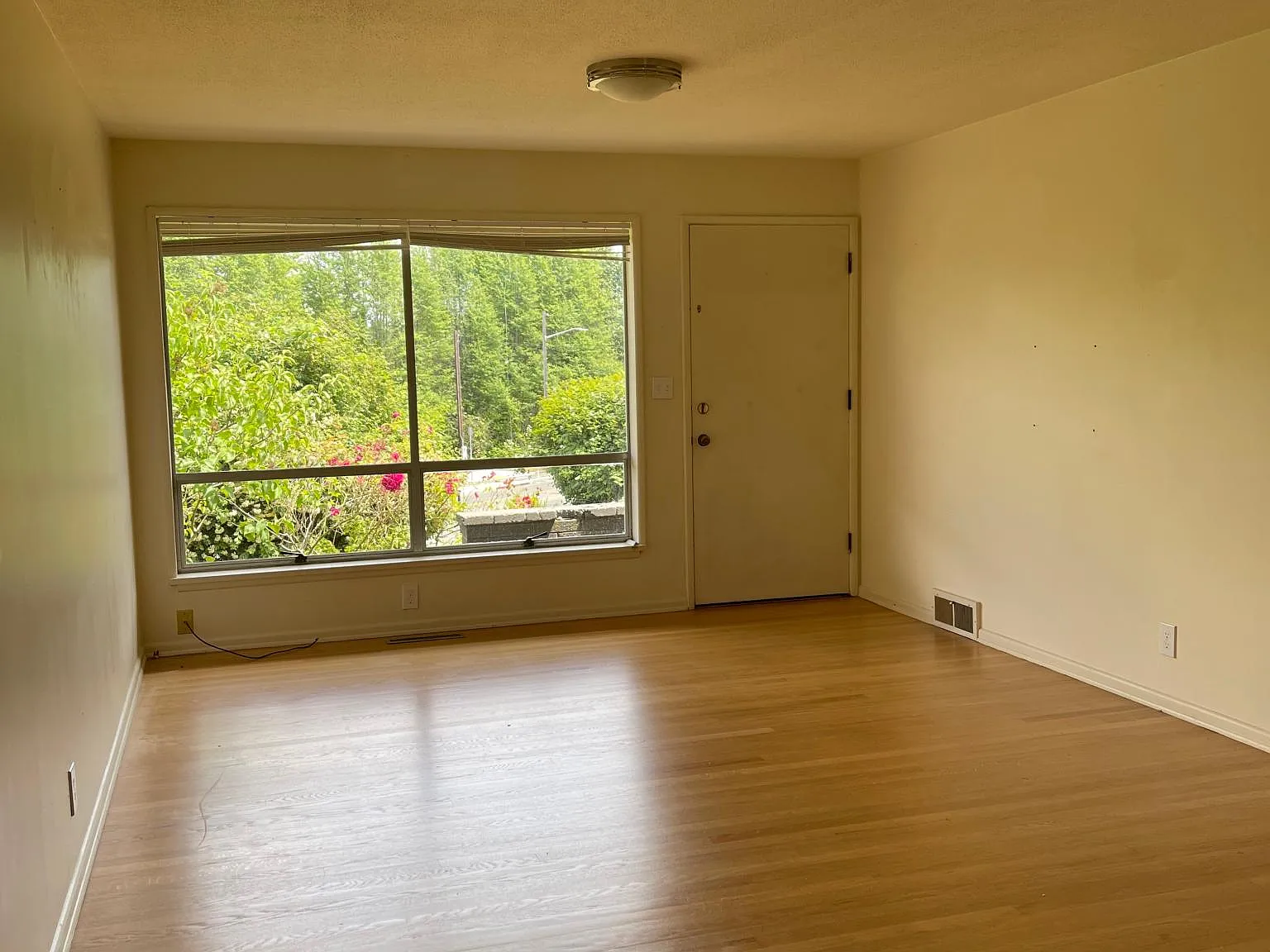 2 bed, 760 sqft, $2,300 — Photo 3