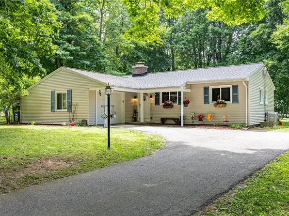 28 Crossfield Rd, Fairport, NY 14450