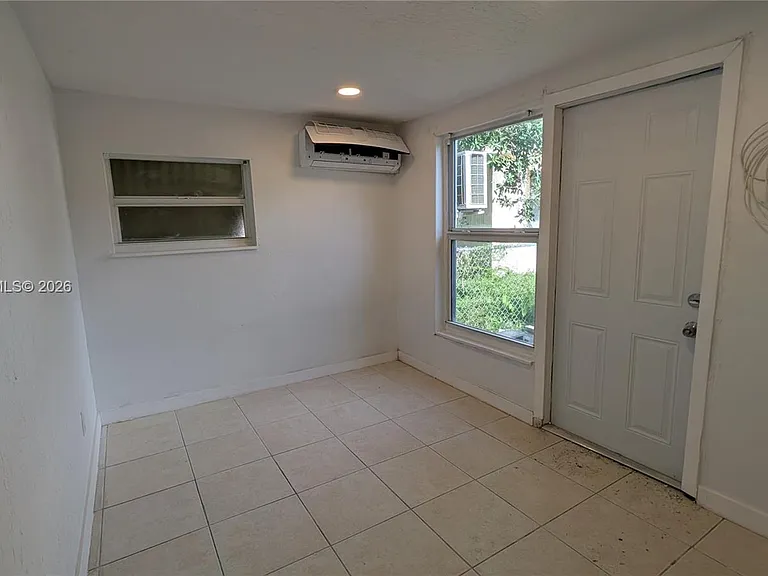 708 NE 4th St #1 — Photo 9