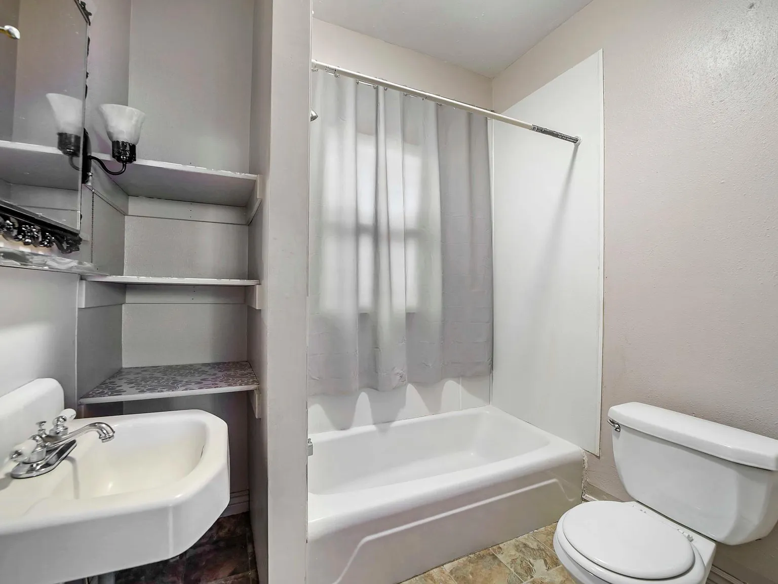 1843 Overland Ave — Photo 3