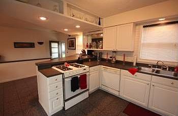 4th image of 1010 E Tripp Ave