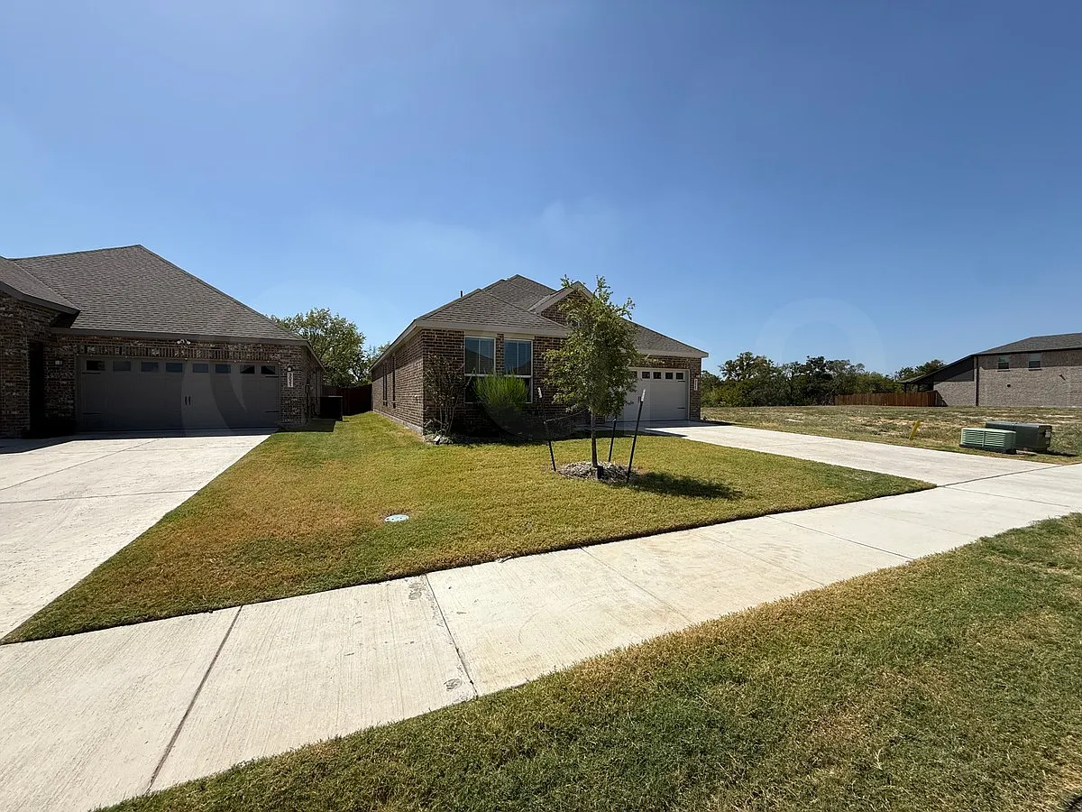 3 bed, 2.0 bath, 1972 sqft, $2,300 — Photo 2