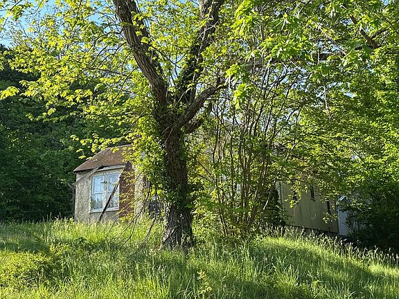 2nd image of 600 3rd Ave W
