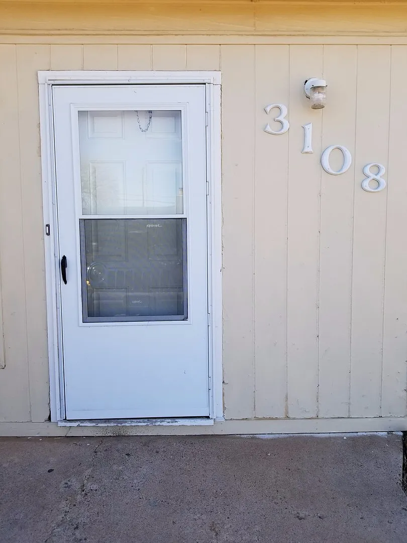 Nice 3 Bedroom Home With 2 Living Areas — Photo 1