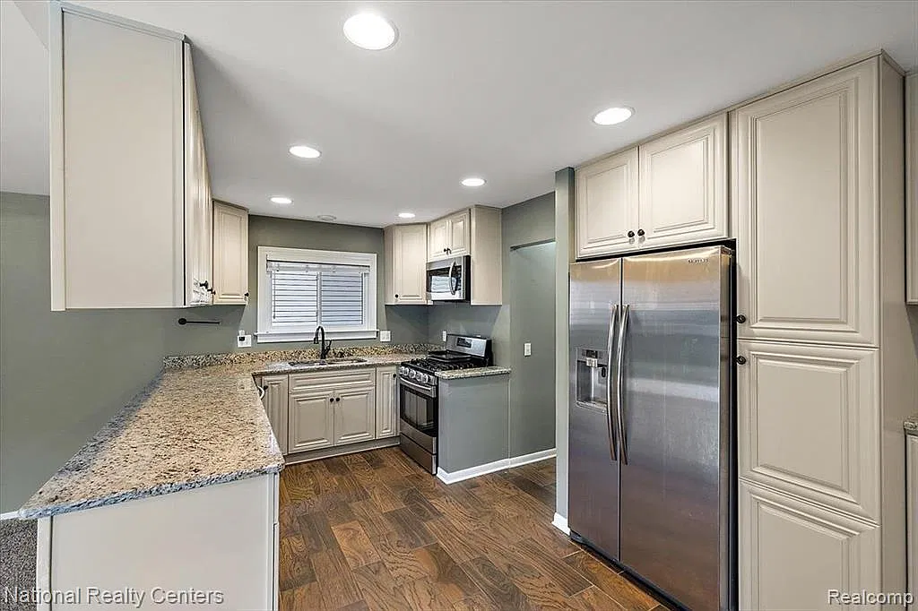 3 bed, 2.5 bath, 2344 sqft, $2,650 — Photo 4