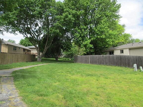green space and trail that leads to Walnut Grove Park