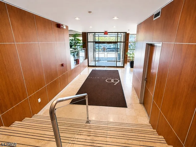 60 Parkway Dr E #9B — Photo 15
