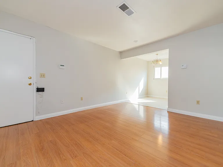 2400 S Ridgewood Dr #3 — Photo 3
