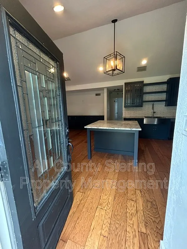 2 bed, 1.0 bath, 865 sqft, $2,350 — Photo 4