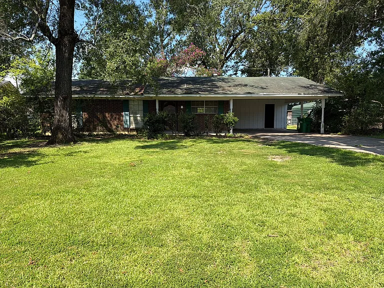 16 Willow Dr — Photo 1