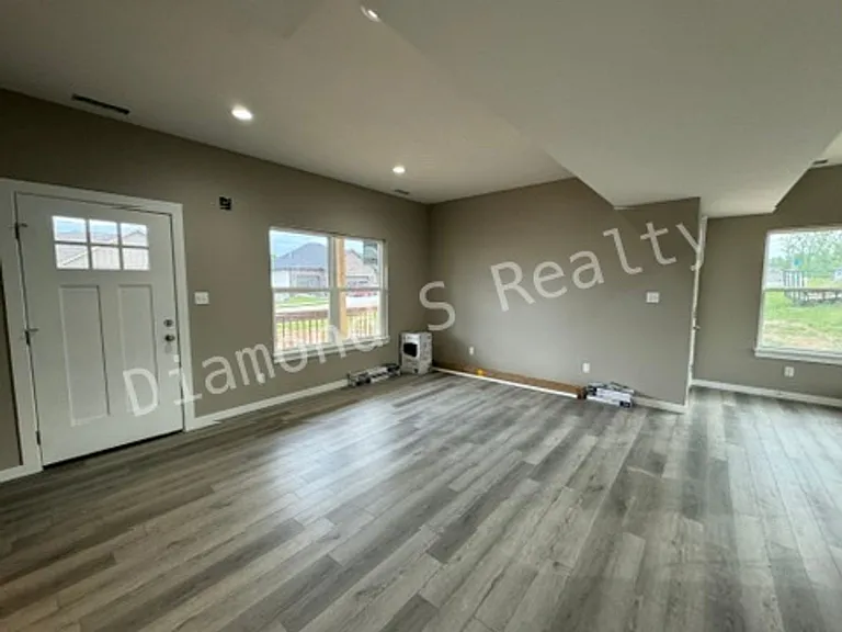 2124 N Bradbury Ln — Photo 3
