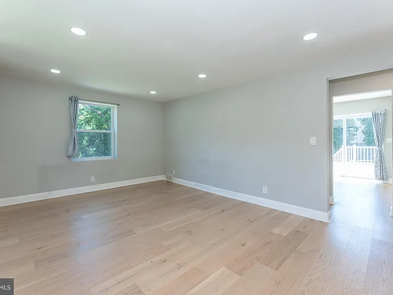 75 Reeder Ave — Photo 27