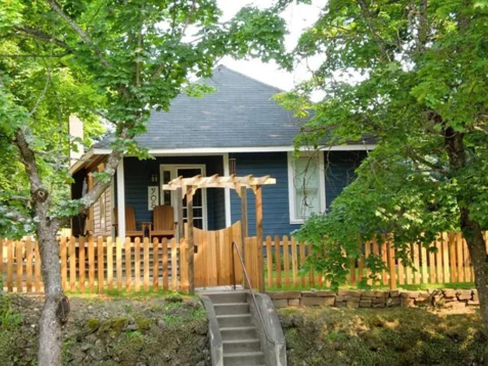 1st image of 905 E Montana Ave