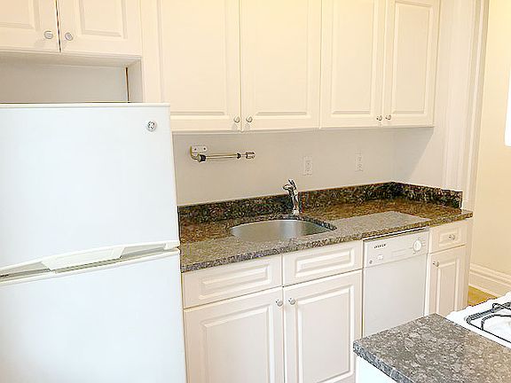4th image of 72 Barrow St APT 3X