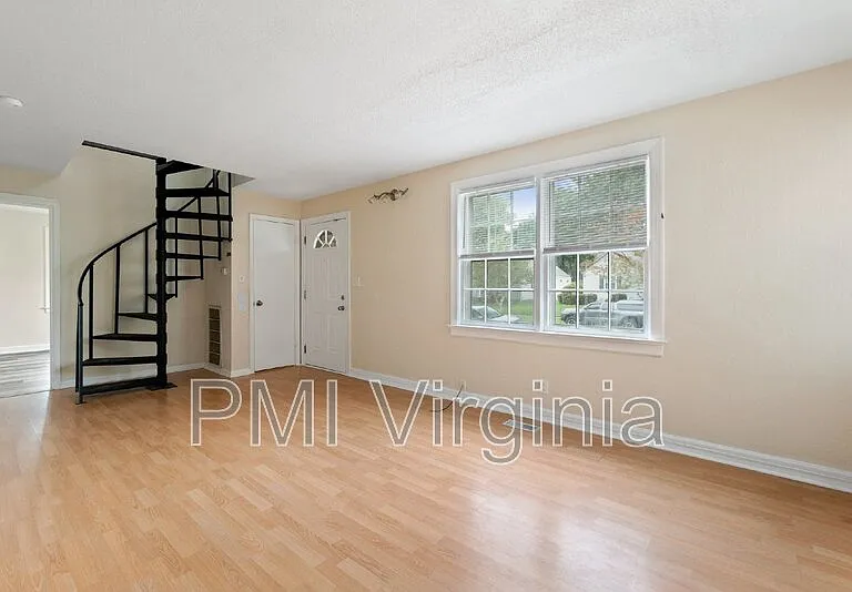 141 Howe St — Photo 7