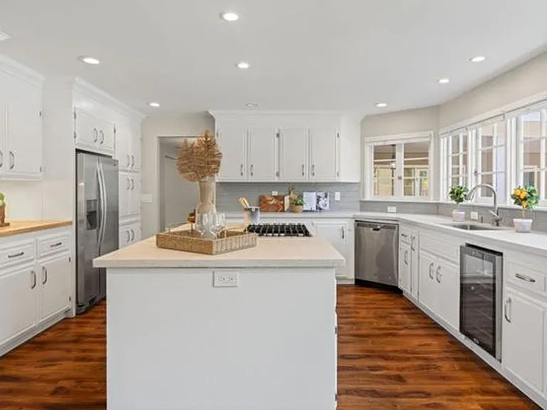 1261 Davis Ave — Photo 5
