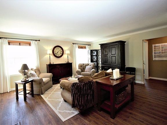 4th image of 641 Warrenton Dr