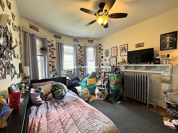 4th image of 139 E Cottage St #22