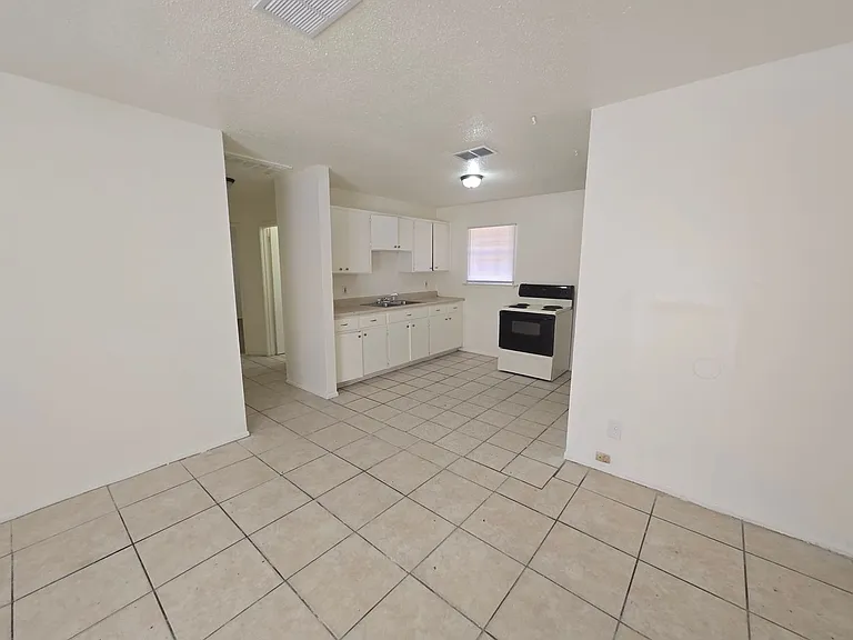 412 Edward St — Photo 3