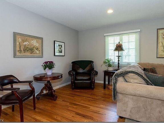 4th image of 141 Greenbriar Dr
