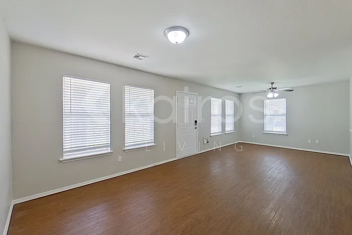 4 bed, 2.0 bath, 1323 sqft, $1,495 — Photo 2