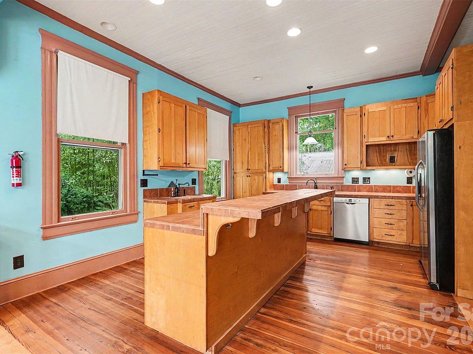 19th image of 810 E Franklin St